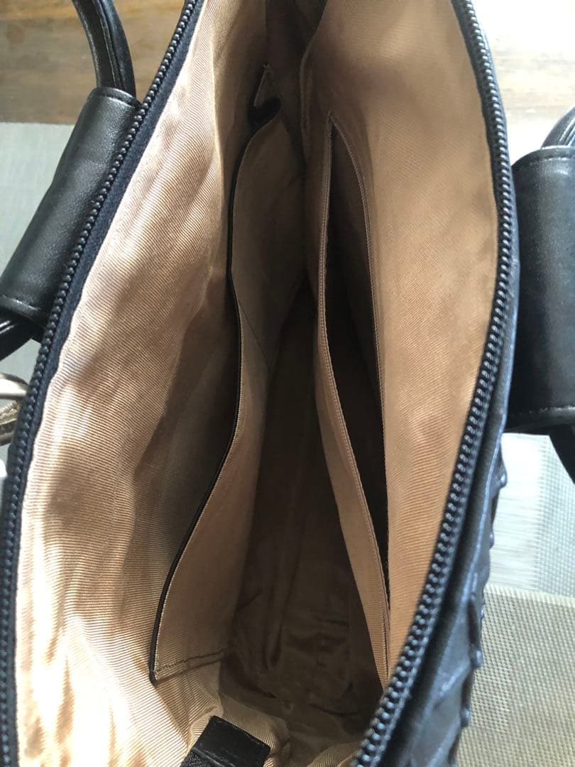 黒革トートバック　ハンドバッグ （ショルダーストラップつき）