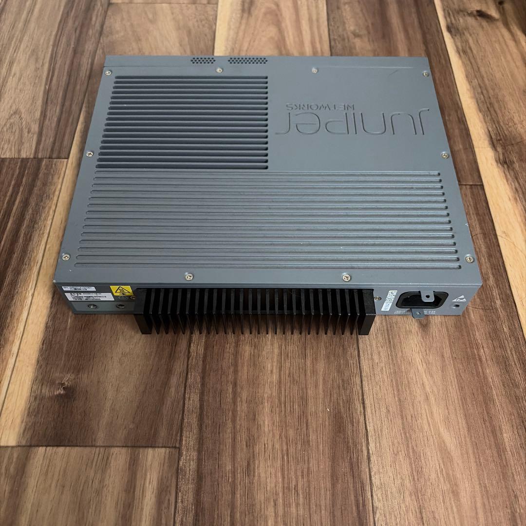 Juniper EX2200-C-12P. PoEモデル