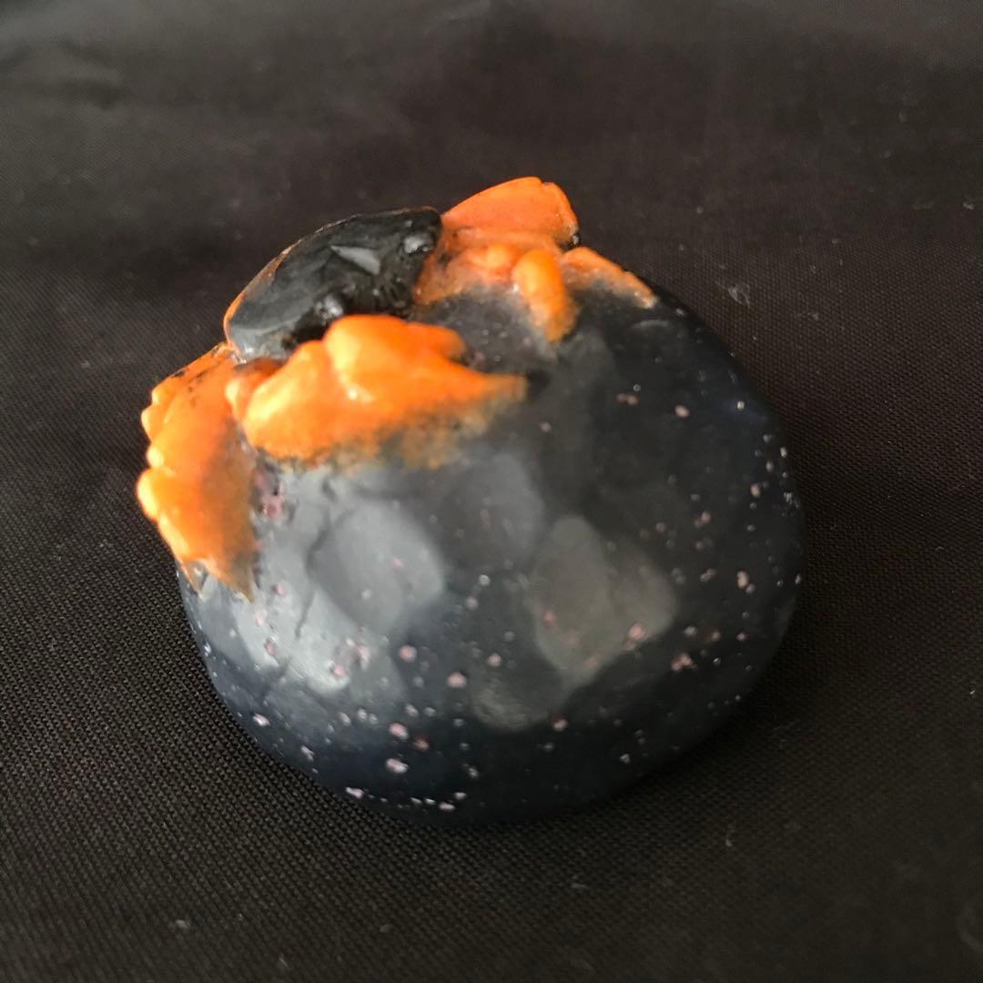 「岩に凝っとする沢蟹」　置物　ペーパーウェイト　パートドヴェール