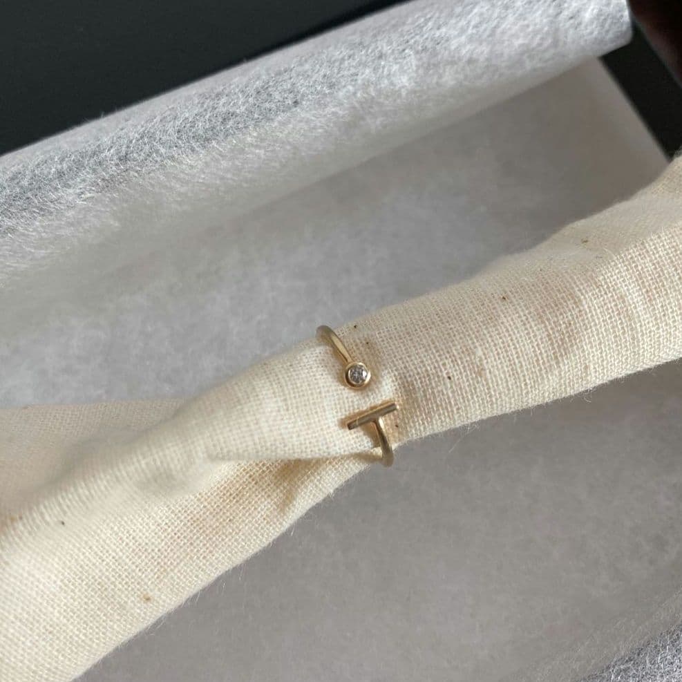 HIROTKA│GOSSAMER バー ダイヤモンドリング・イヤカフ