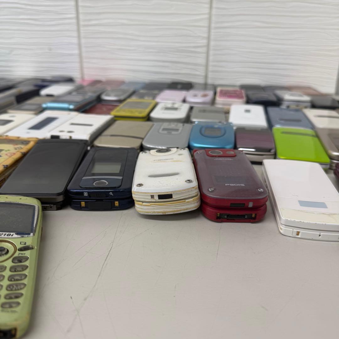 ガラケー　110個まとめ売り　ジャンク品　折りたたみ式携帯電話セット