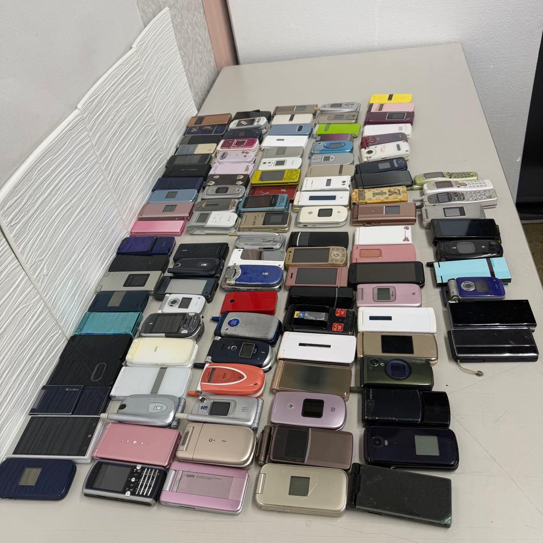 ガラケー　110個まとめ売り　ジャンク品　折りたたみ式携帯電話セット