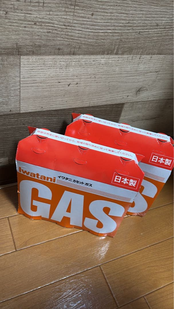 【美品】イワタニ カセットガスストーブ本体（カセットボンベ付き)