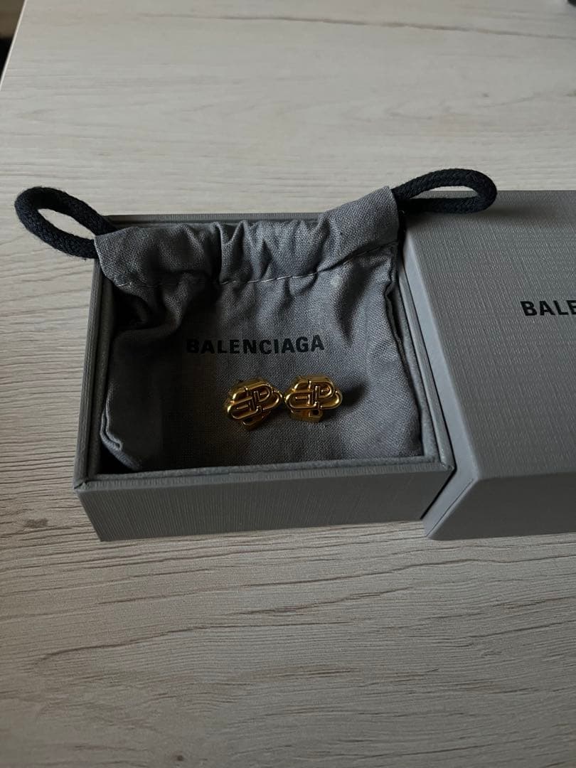 BALENCIAGA BBロゴ シルバートーン スタッド ピアス ゴールド両耳