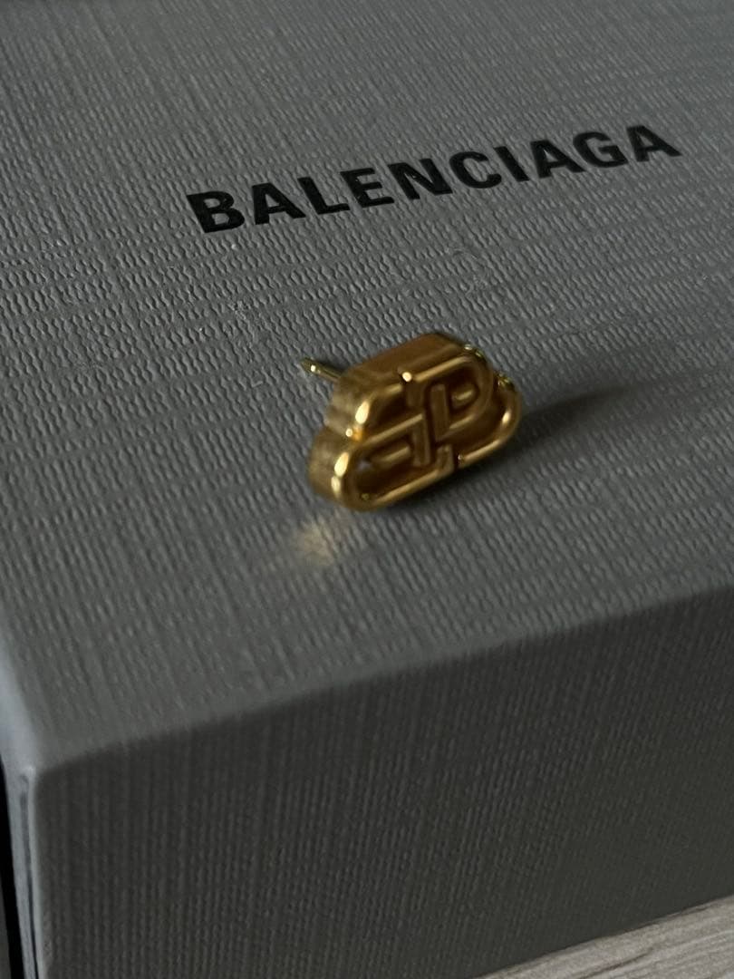 BALENCIAGA BBロゴ シルバートーン スタッド ピアス ゴールド両耳