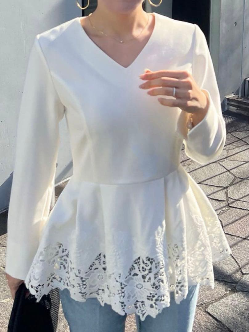 JENNE ホワイト レース付きペプラムトップス