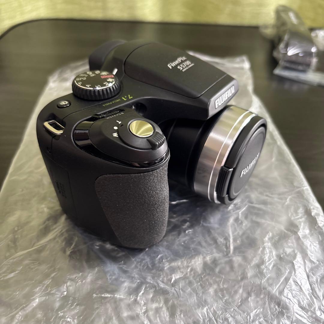 未使用品　FUJIFILM FinePix S5700 デジタルカメラ