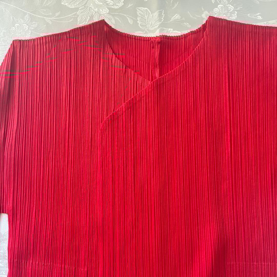 レッド プリーツデザイン 長袖トップス