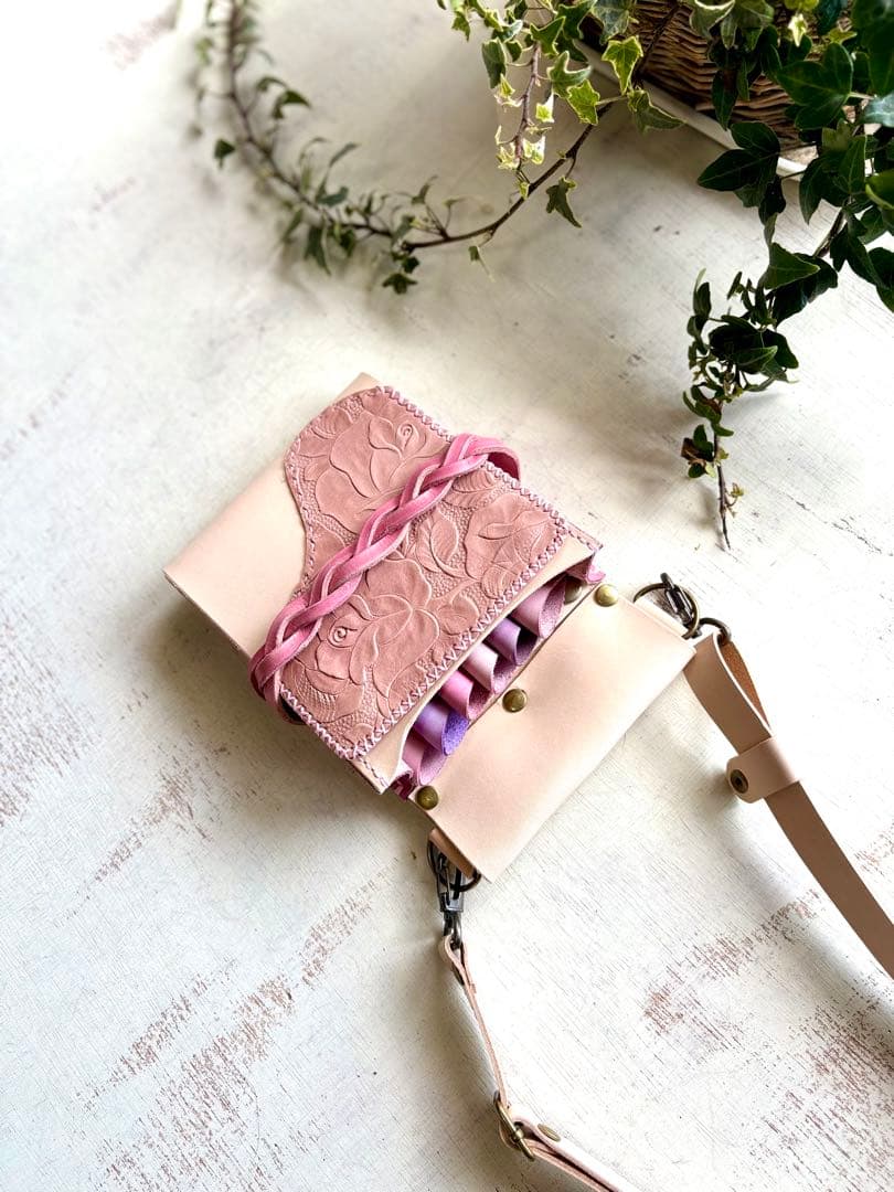 気まぐれお値引き中　ヌメ革ナチュラル、ローズ型押しピンクの蓋付きシザーケース