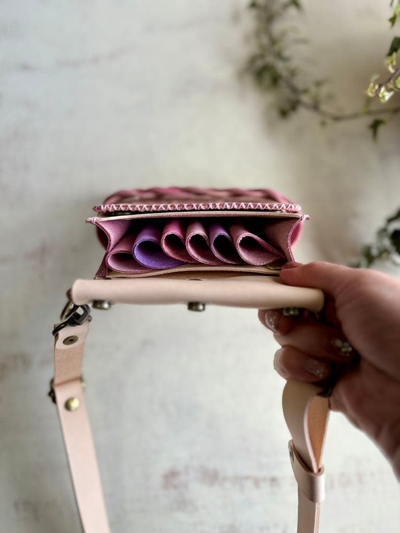 気まぐれお値引き中　ヌメ革ナチュラル、ローズ型押しピンクの蓋付きシザーケース