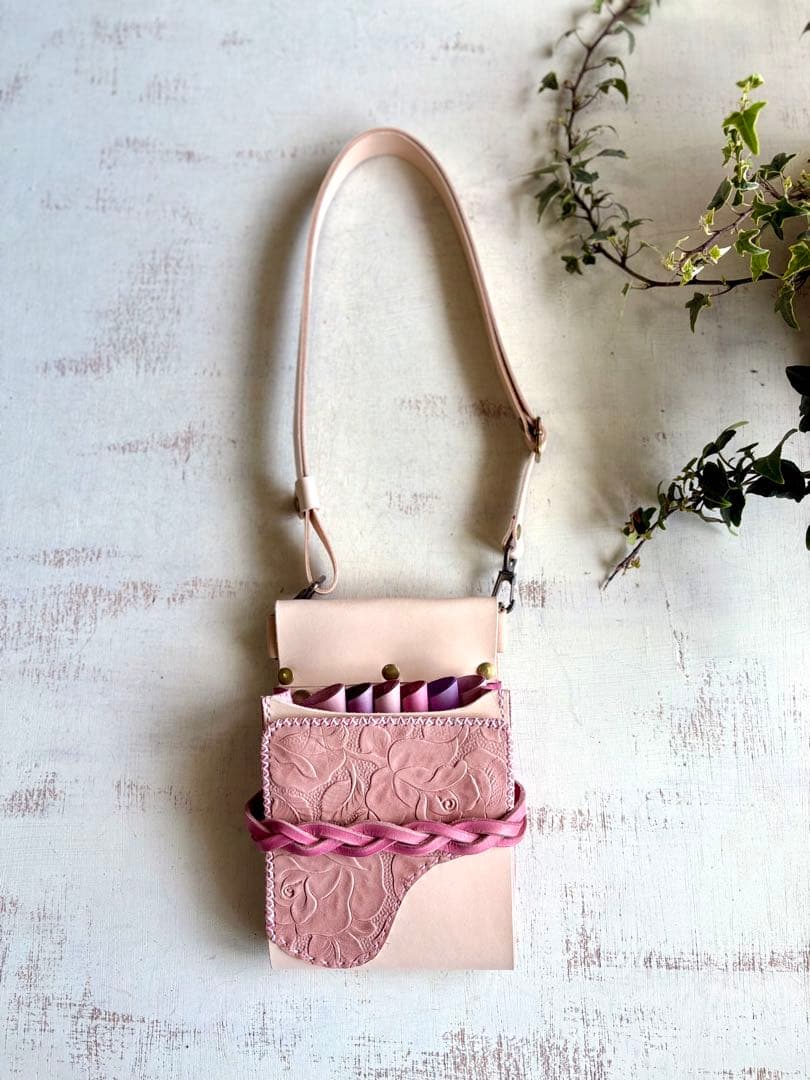 気まぐれお値引き中　ヌメ革ナチュラル、ローズ型押しピンクの蓋付きシザーケース