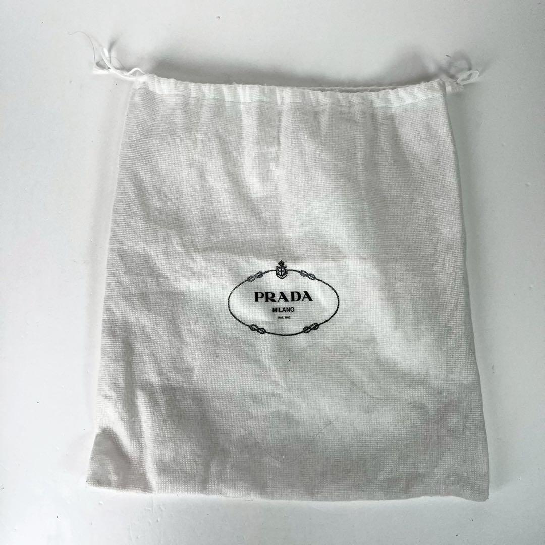 【近年型・極上美品✨】プラダ メッセンジャーバッグ ロゴ型押し サフィアーノ 黒