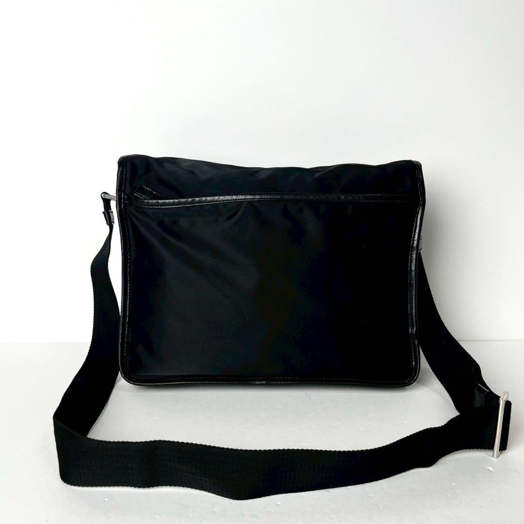 【近年型・極上美品✨】プラダ メッセンジャーバッグ ロゴ型押し サフィアーノ 黒