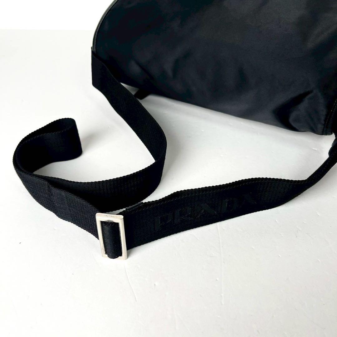 【近年型・極上美品✨】プラダ メッセンジャーバッグ ロゴ型押し サフィアーノ 黒