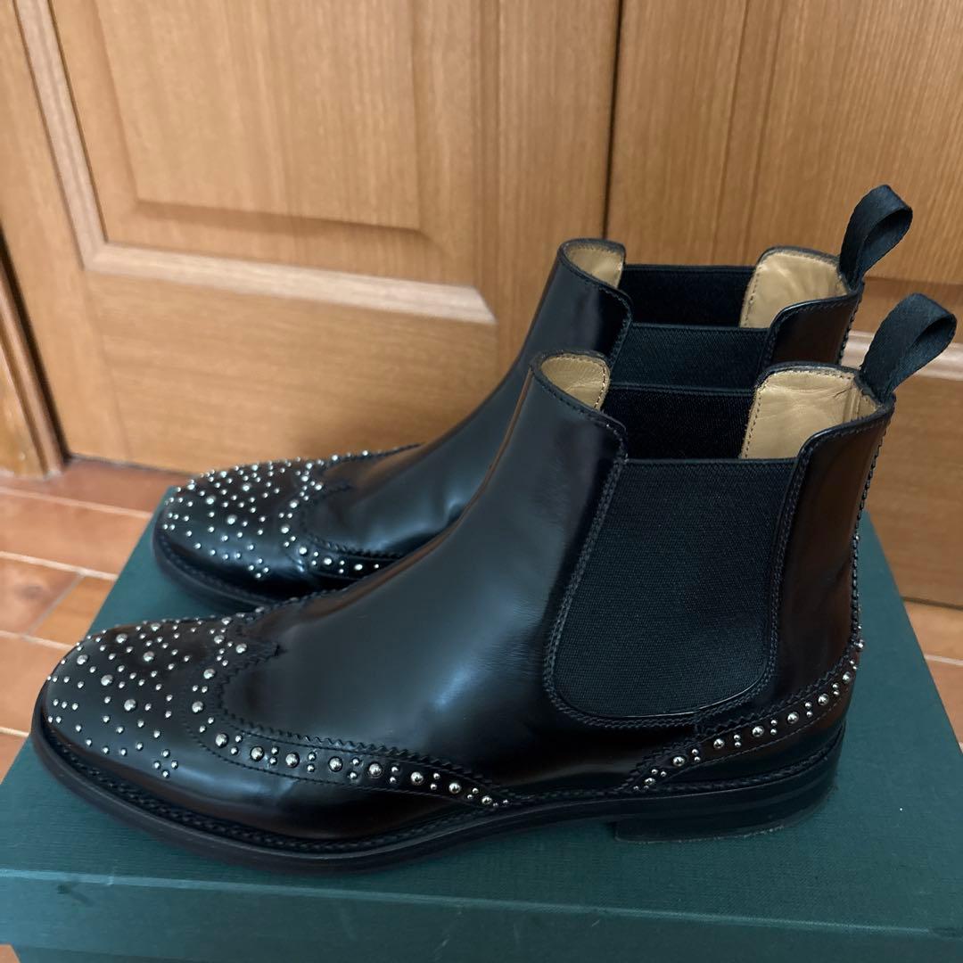 スタッズ付き黒レザーサイドゴアブーツ