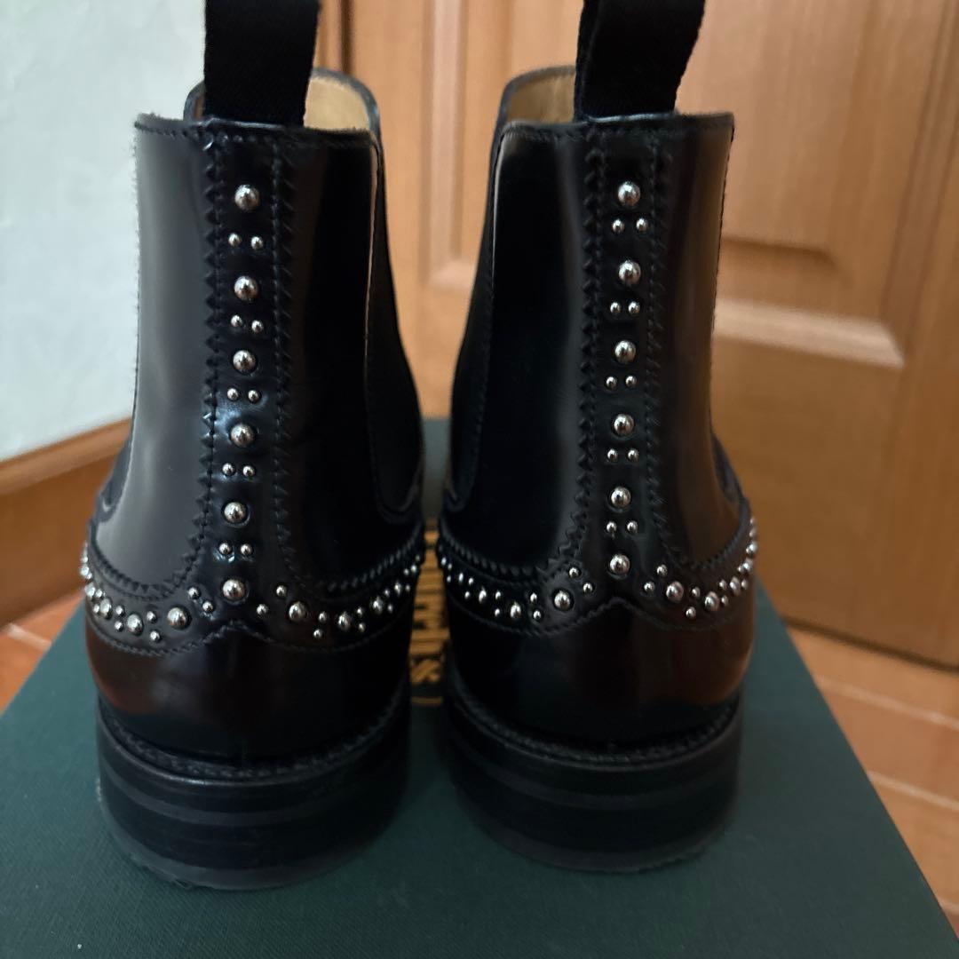 スタッズ付き黒レザーサイドゴアブーツ