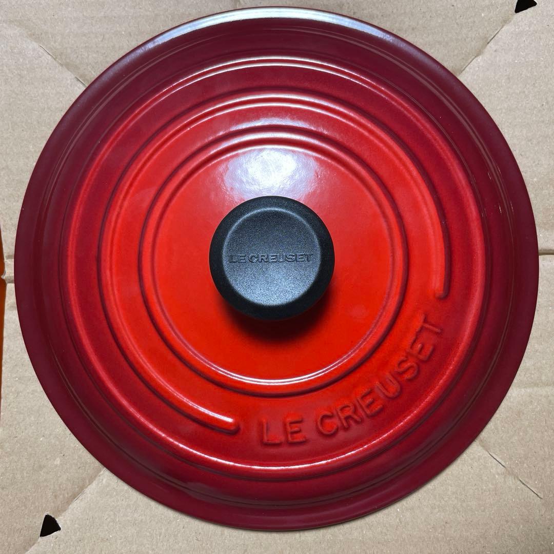 【新品】シグニチャー ココット・ロンド22cm チェリーレッド（ブラックツマミ）