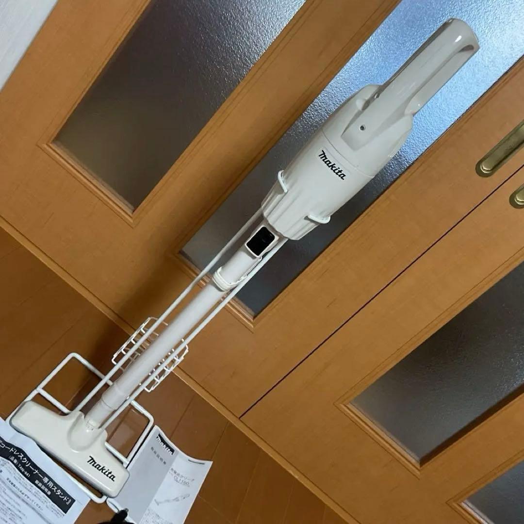 Makita スティッククリーナー 本体 ホワイト　スタンド付き