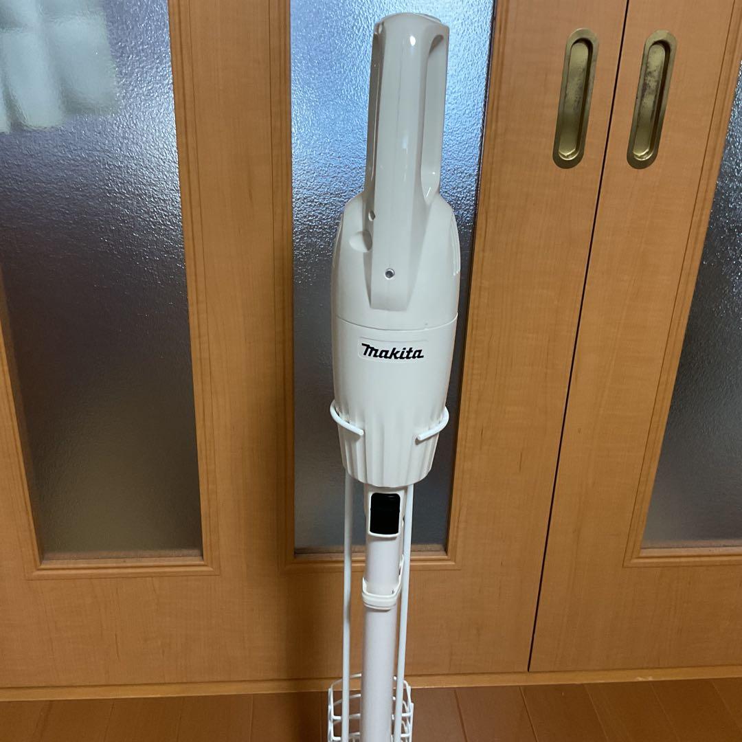 Makita スティッククリーナー 本体 ホワイト　スタンド付き