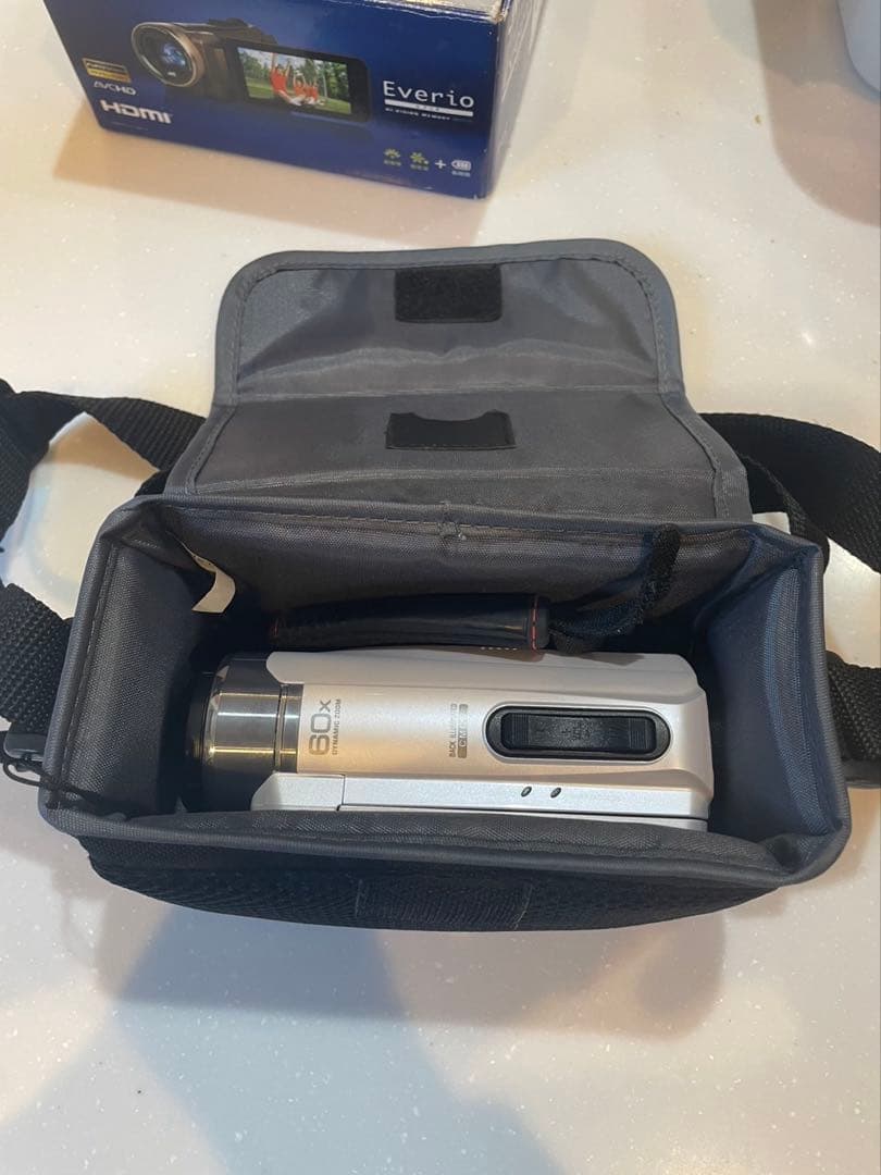 JVC Everio ビデオカメラ 本体とポーチ