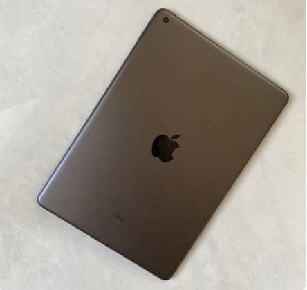 iPad第8世代32Gスペースグレイ　MAVINワイヤレスイヤホン付き