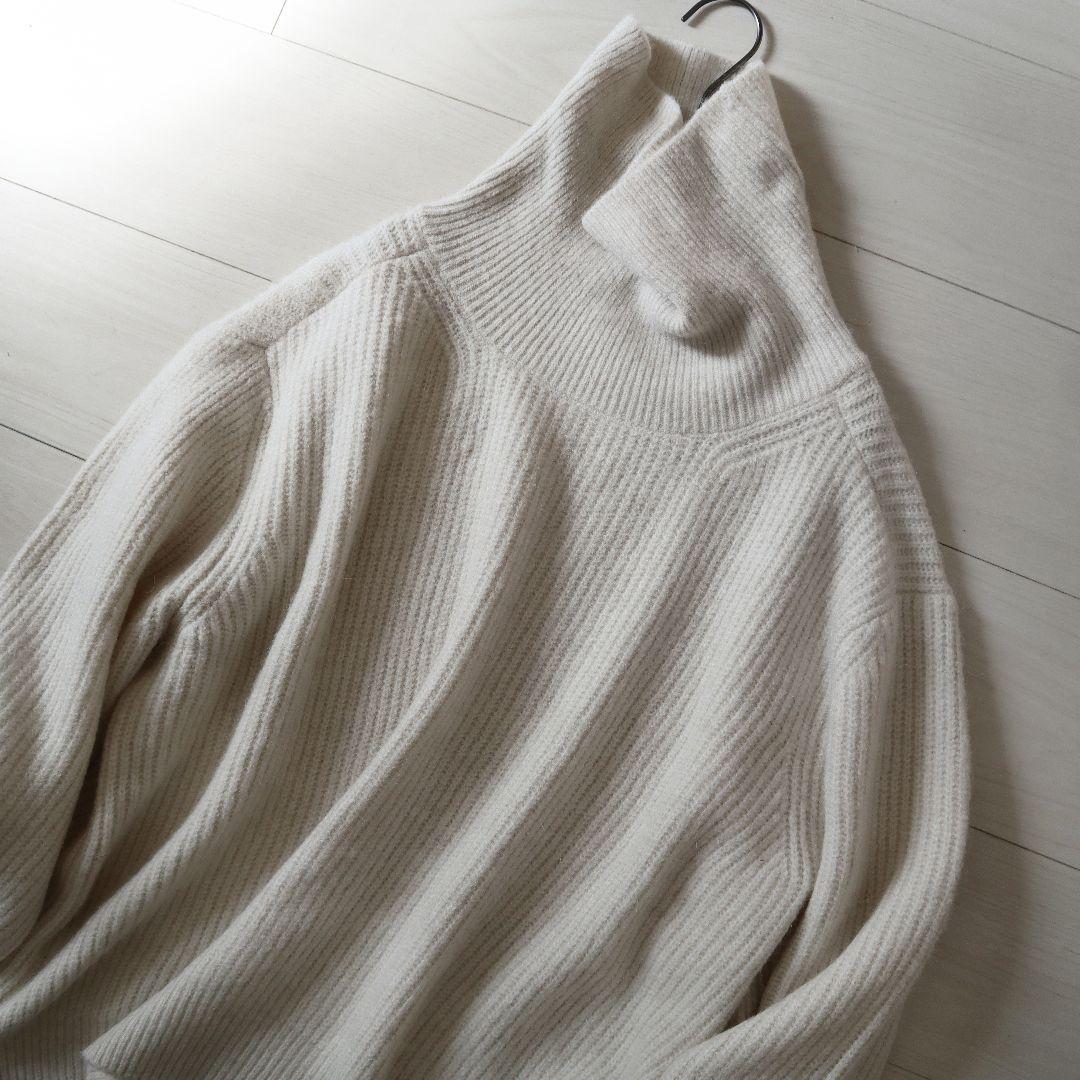 新品淡雪エクリュホワイトアーバンリサーチドロップショルダータートルネックニット