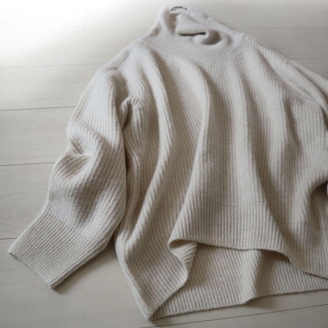 新品淡雪エクリュホワイトアーバンリサーチドロップショルダータートルネックニット