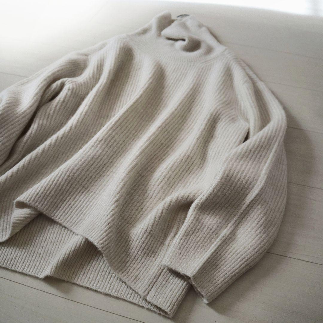 新品淡雪エクリュホワイトアーバンリサーチドロップショルダータートルネックニット