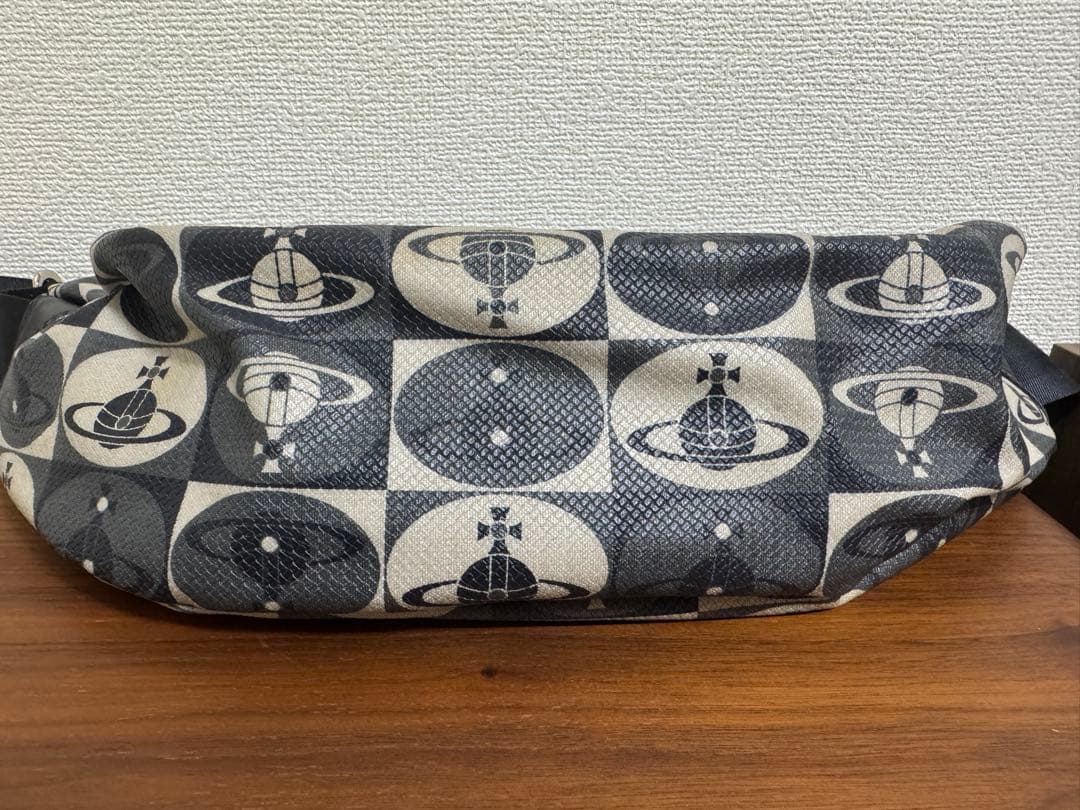 ヴィヴィアンウエストウッド ショルダーバッグ ボディバッグ　オーブ総柄 黒系