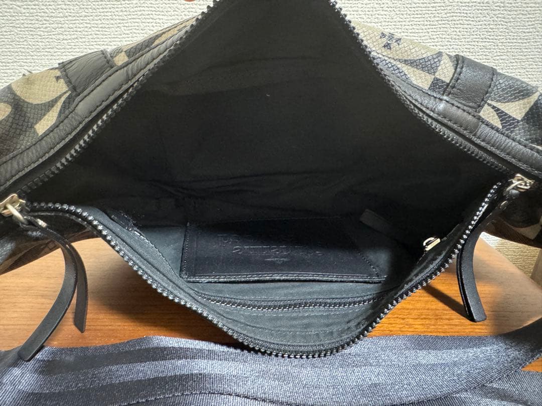 ヴィヴィアンウエストウッド ショルダーバッグ ボディバッグ　オーブ総柄 黒系