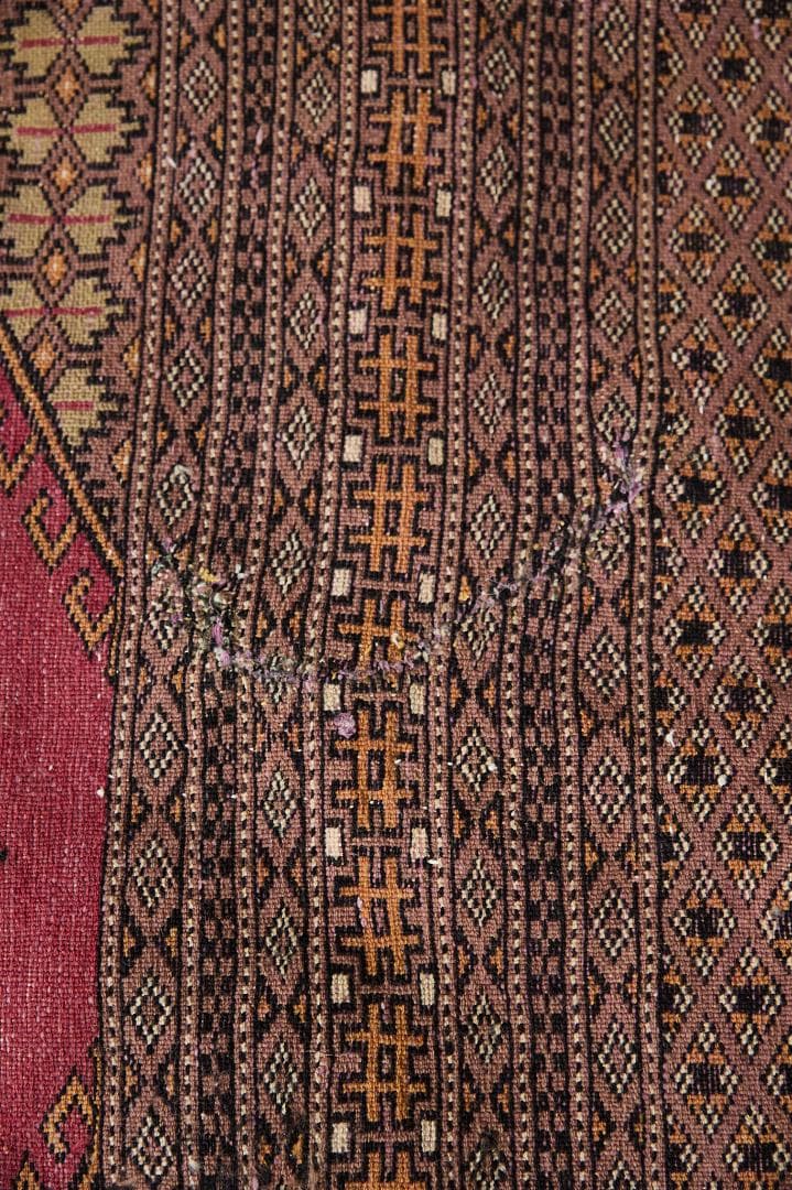 ヴィンテージラグ　トライバルラグ　パキスタン産（169×119cm）リペア跡あり