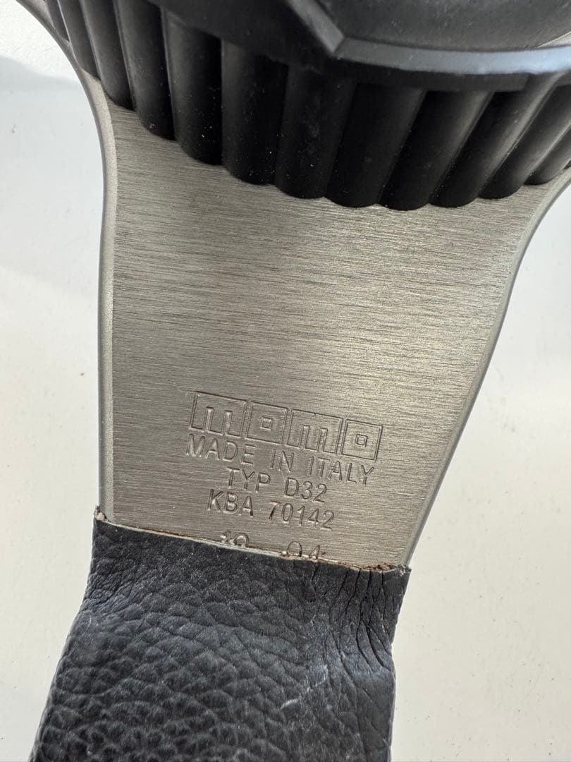 MOMO RACE ステアリング Φ32cm（D32）ブラック 本革 正規品