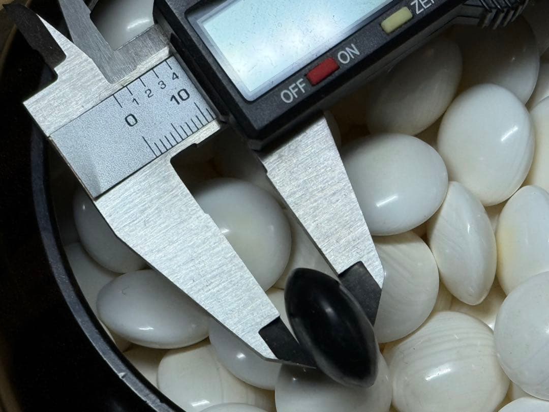 S28 最高級「碁石」蛤 那智黒石 縞黒檀箱 桐箱付 厚み11㎜