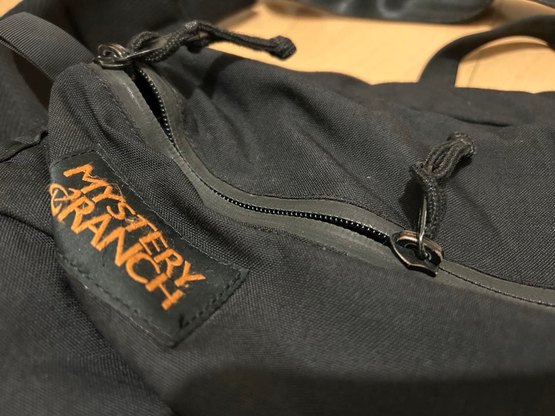 ミステリーランチ　メッセンジャーバッグ　インベーダー(?)