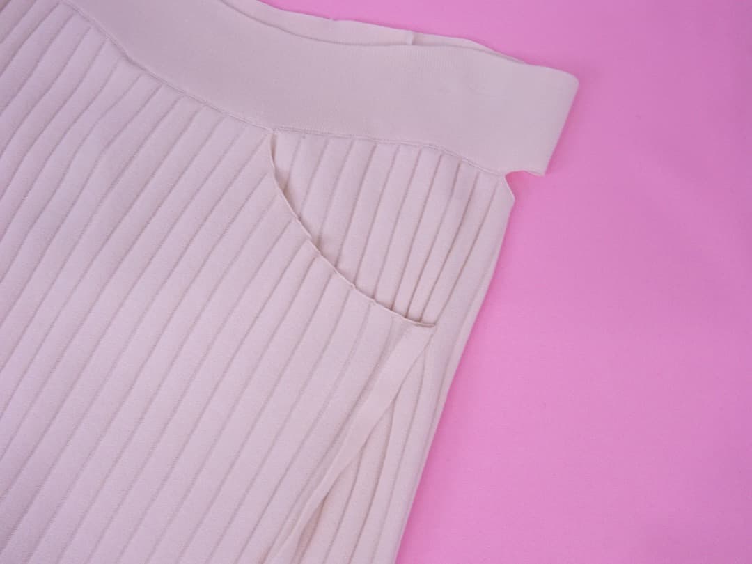 リビアナコンティリブ編みニットロングスカートウエストチラ見え　アシンメトリー