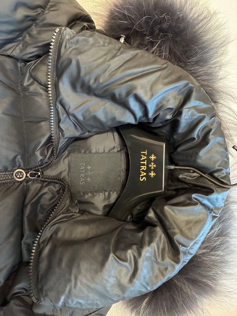 【ねこすけ】TATRAS SARMAファー付ロングダウン ブラック01