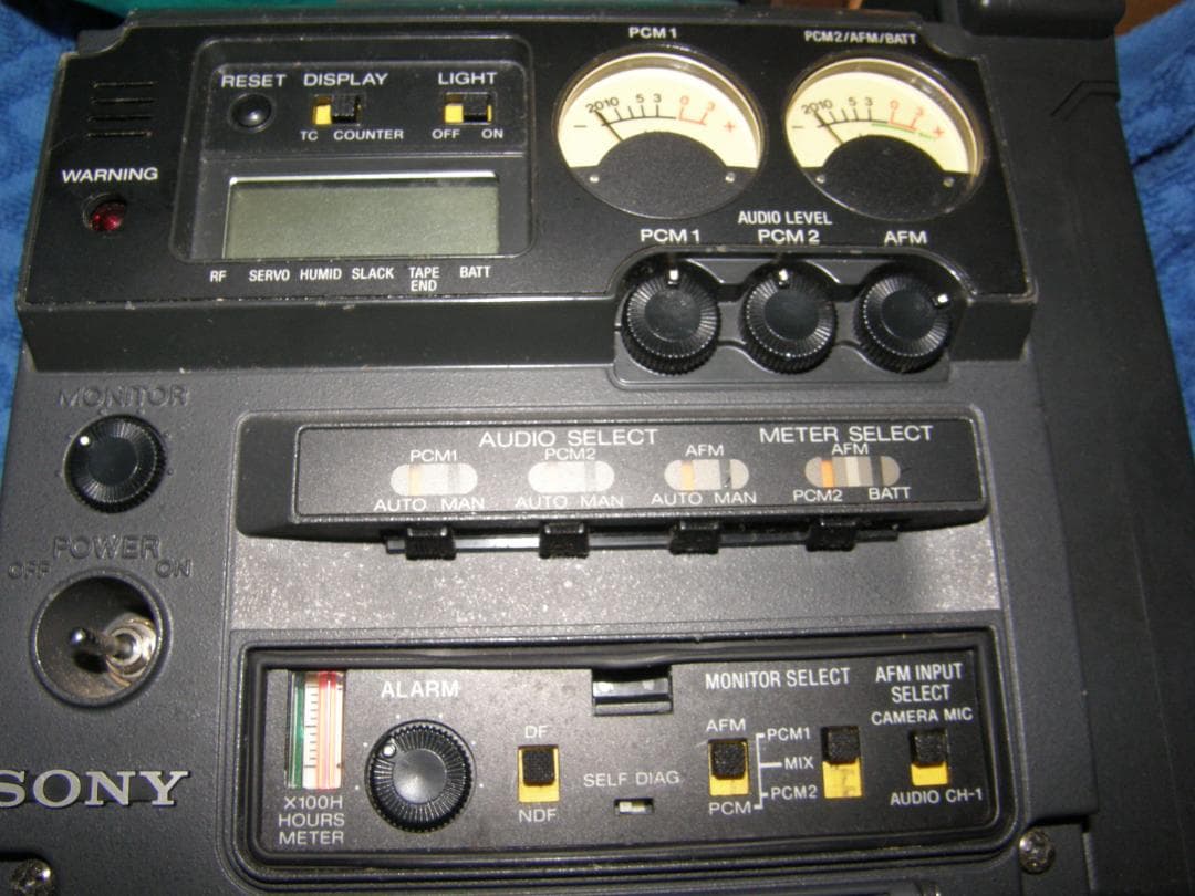 ソニーHI8ドカブルタイプレコーダーEVV-9000ジャンク品の出品です。