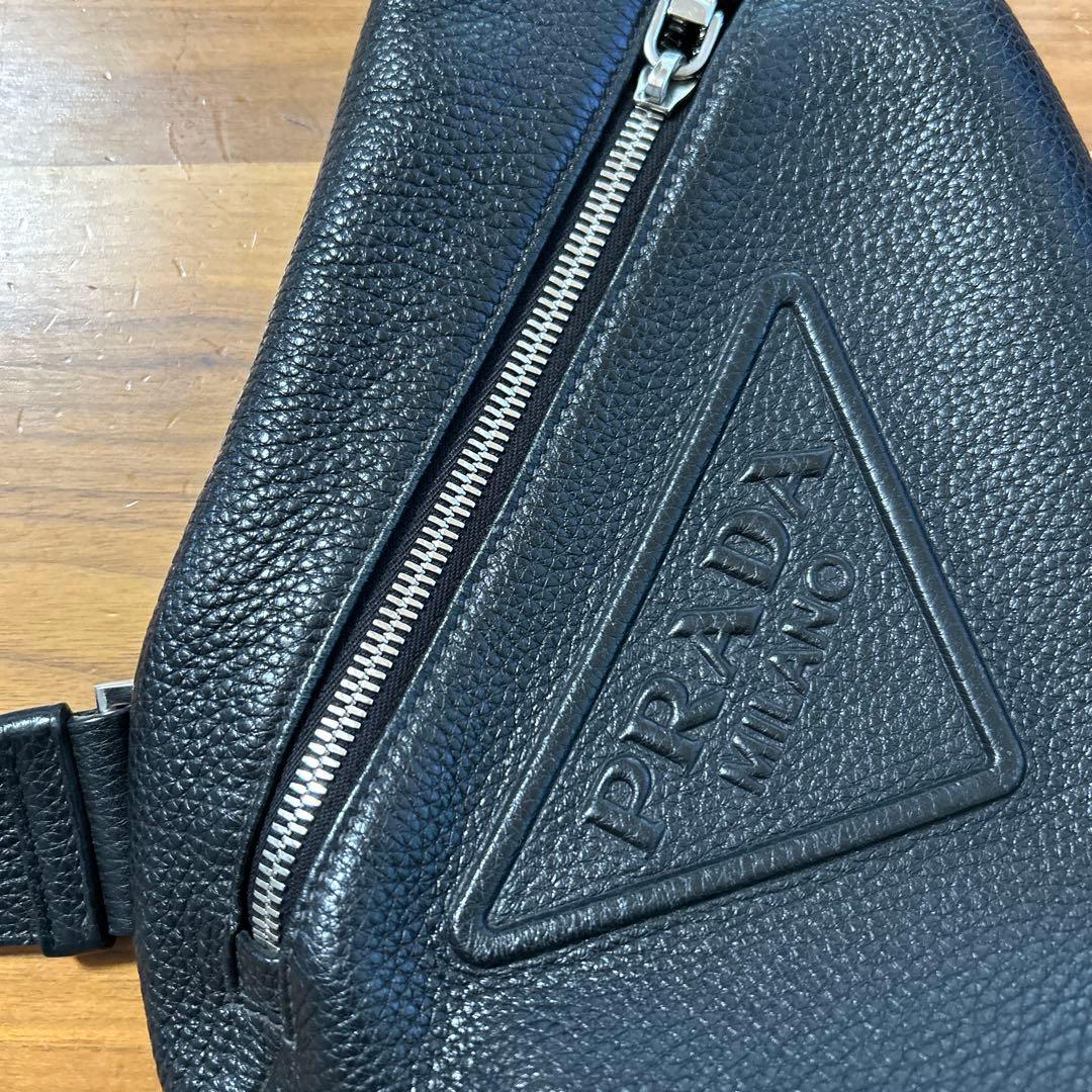 PRADA ブラック レザー ボディバッグ