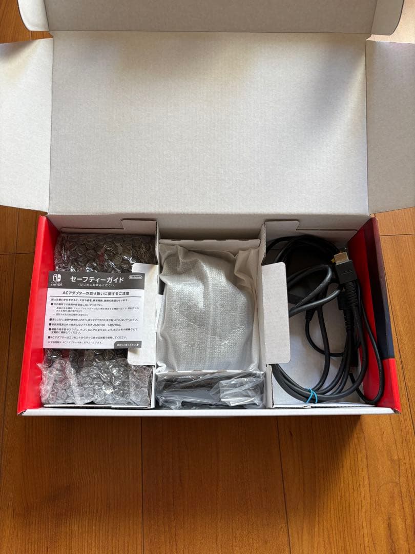 ま*ー様 Nintendo Switch 本体 ネオンブルー・レッドジョイコン