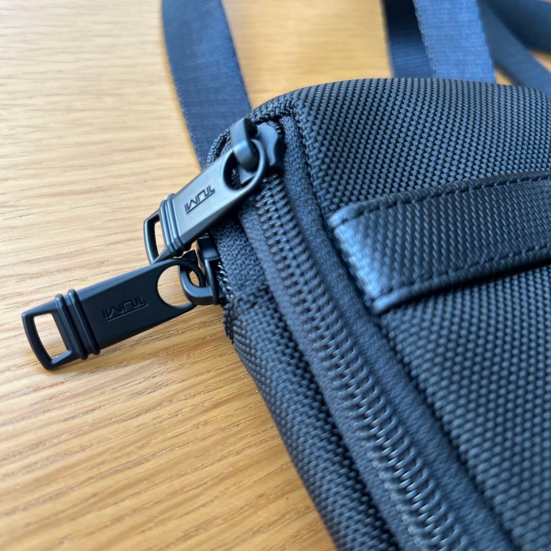 TUMI ブラック ボディバッグ