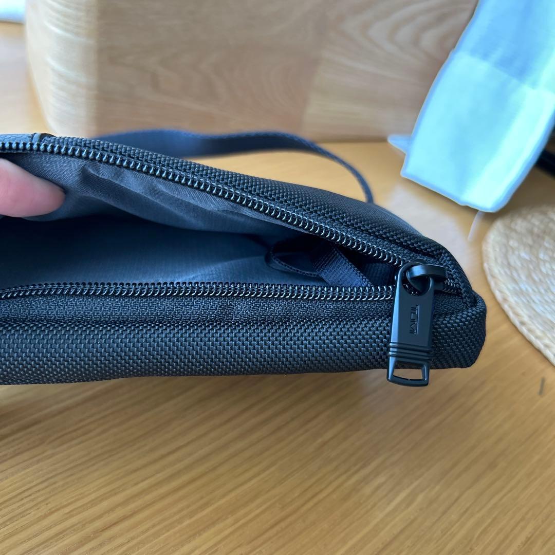 TUMI ブラック ボディバッグ