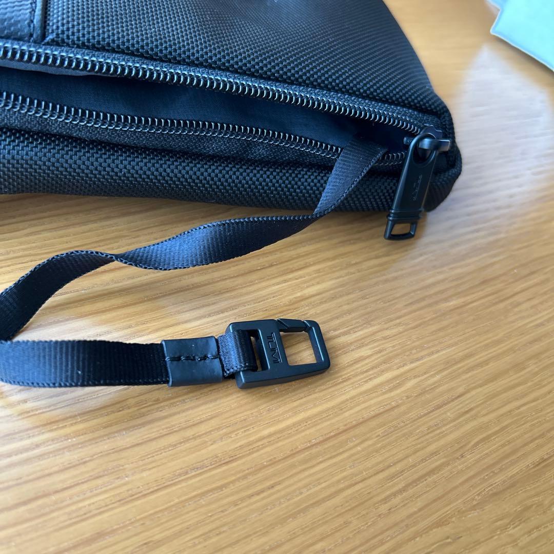 TUMI ブラック ボディバッグ