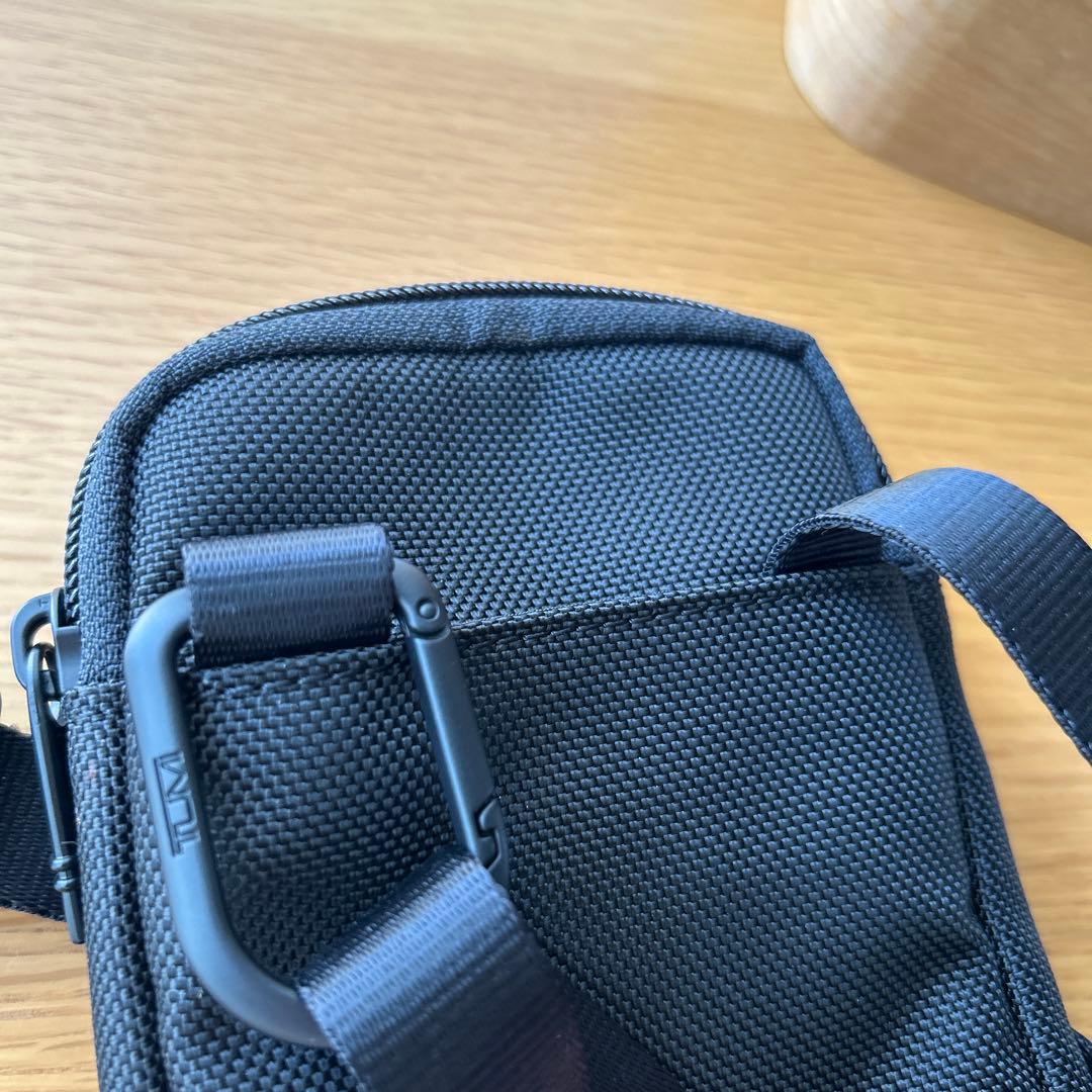 TUMI ブラック ボディバッグ