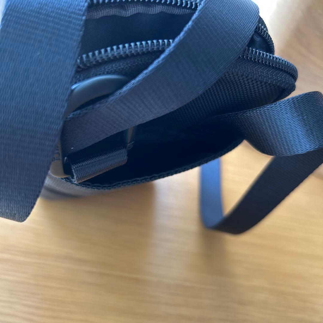 TUMI ブラック ボディバッグ