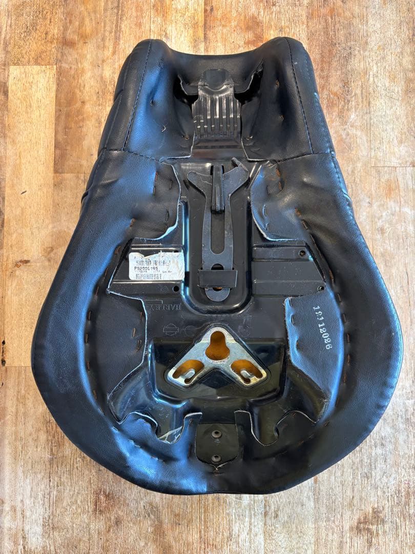 ハーレー　スポーツスター　純正シート XL883N アイアン