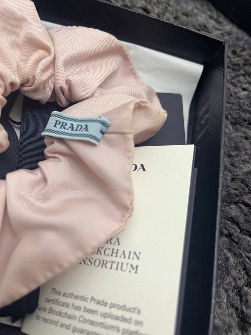 PRADA ピンク シュシュ