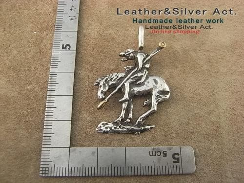 シルバー925　インディアンと馬のペンダントトップシルバーインディアンジュエリー