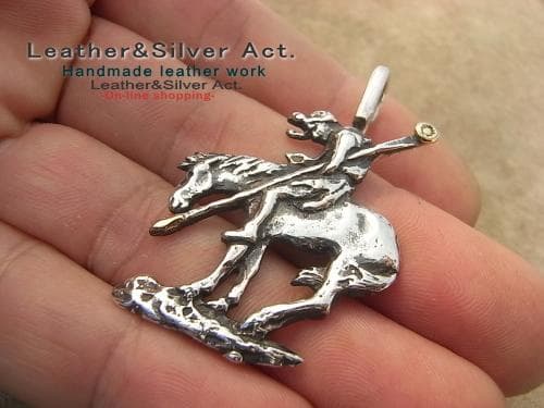 シルバー925　インディアンと馬のペンダントトップシルバーインディアンジュエリー