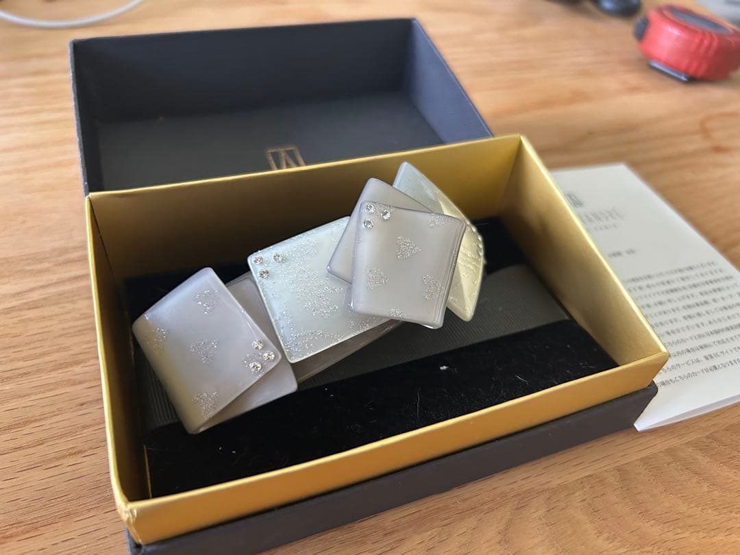 アレクサンドルドゥパリ 重なりが美しいスワロフスキーバレッタ和装にも グレーラメ