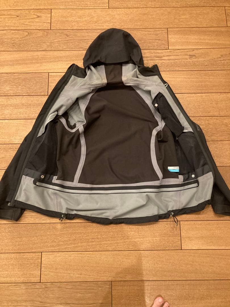 HOUDINIフーディ二　マウンテンパーカー黒ソフトジェル日本Mサイズ相当